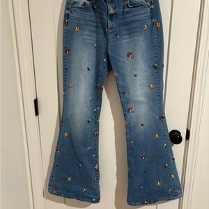 Driftwood x Farrah wonderland mushroom - Floral & Mushroom Embroidery